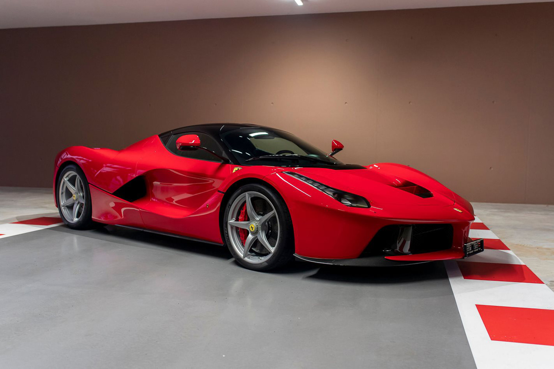 Fetels izpārdod “Ferrari” supermašīnu kolekciju 72 stundu laikā