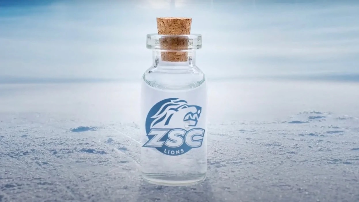 Hokeja komanda faniem dāvina pudeli ar laukuma ledu
