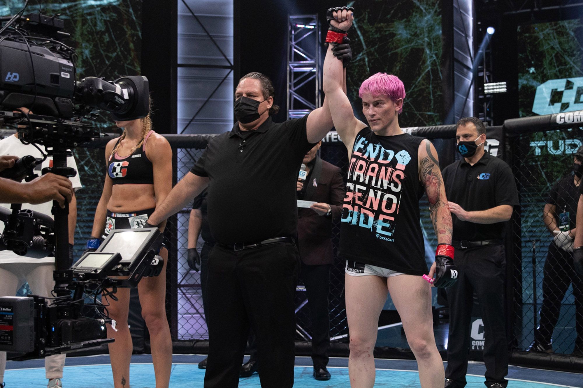 Transpersona sieviete uzvar debijas cīņā MMA