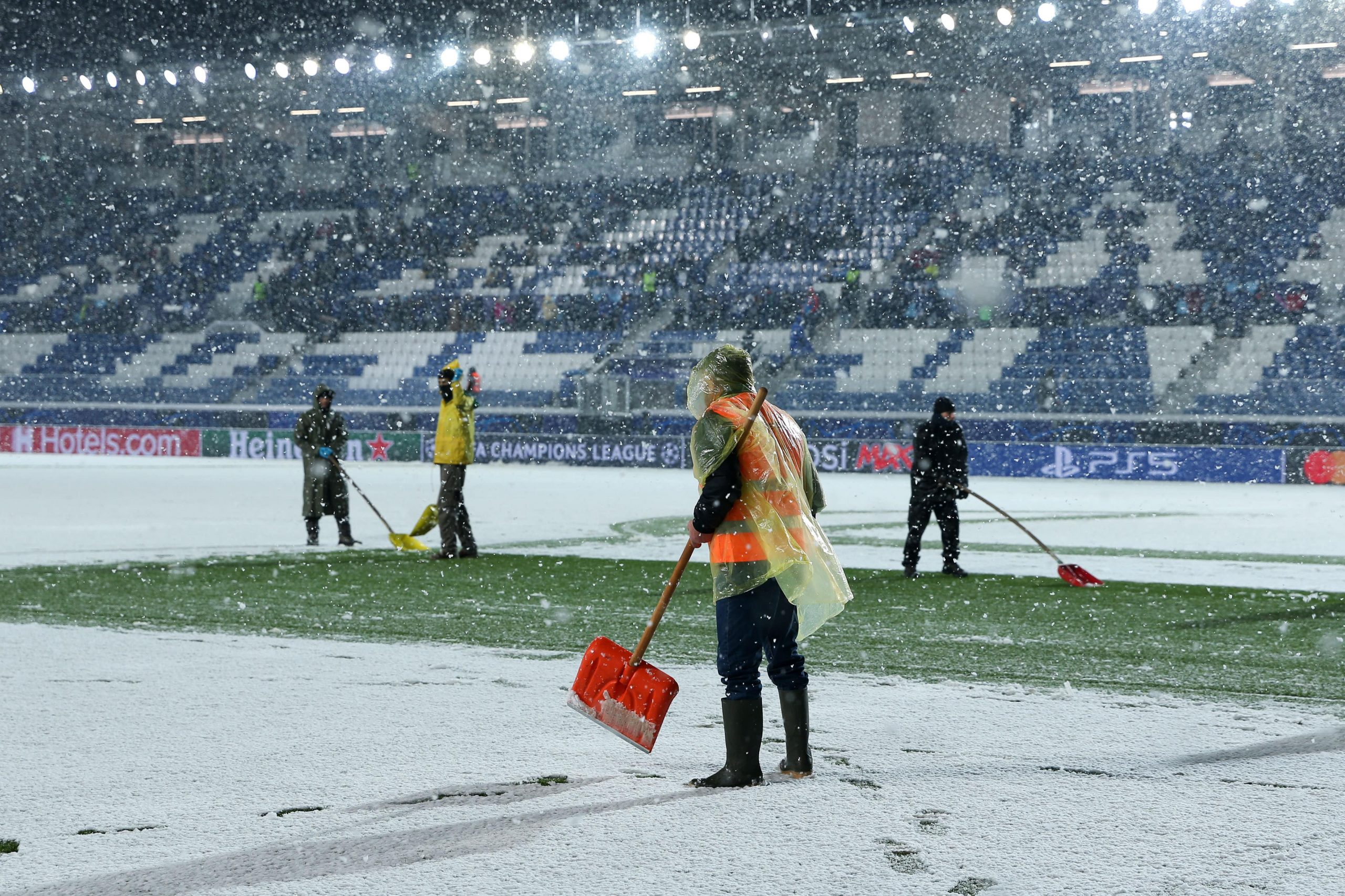Sniegs ne tikai Latvijā – UEFA Čempionu līgas spēle tiek pārcelta uz šodienu