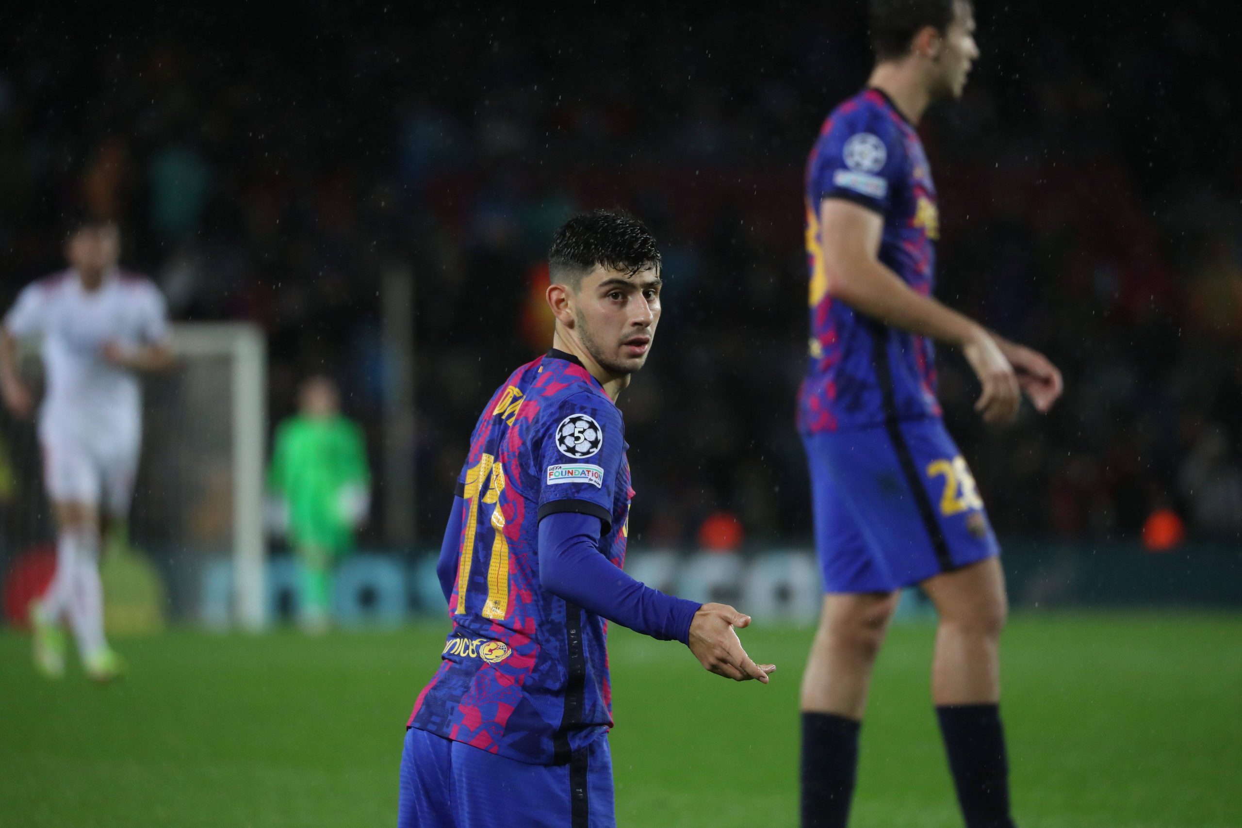 “Barcelona” naudas taupības dēļ nelaiž futbolistu laukumā