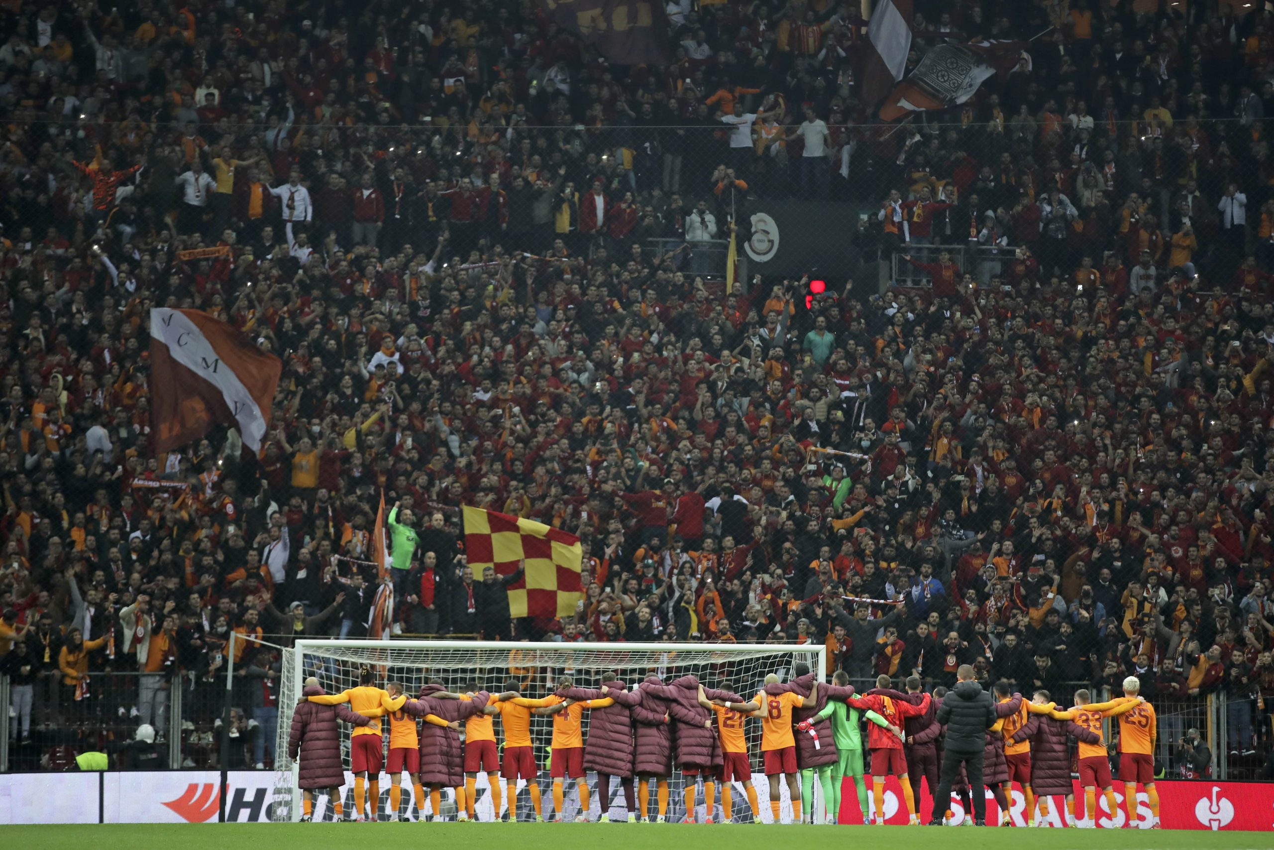 “Galatasaray” fani naktī pie “Barcelona” viesnīcas sarīko salūtu