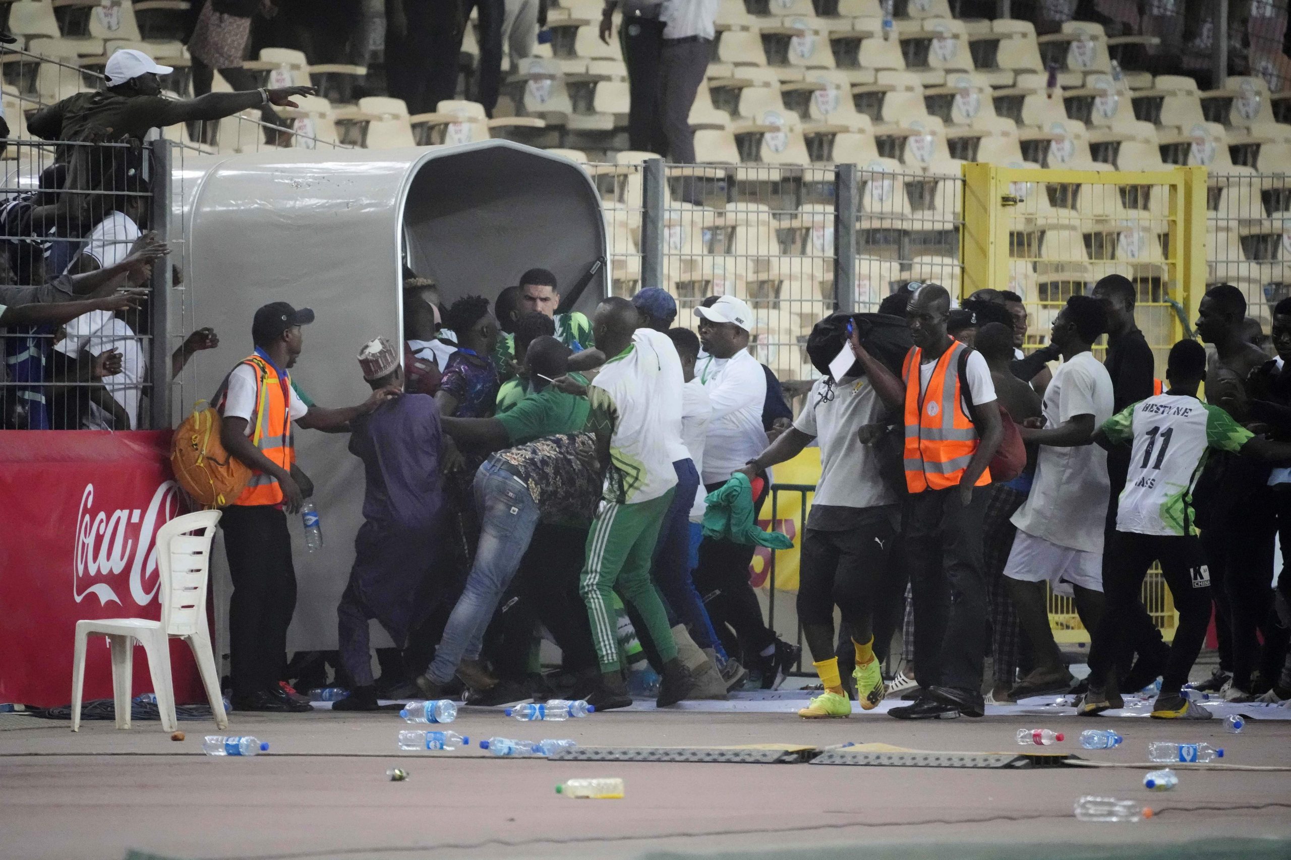 Neapmierinātie Nigērijas fani skrien laukumā pēc izlases neiekļūšanas Pasaules kausā