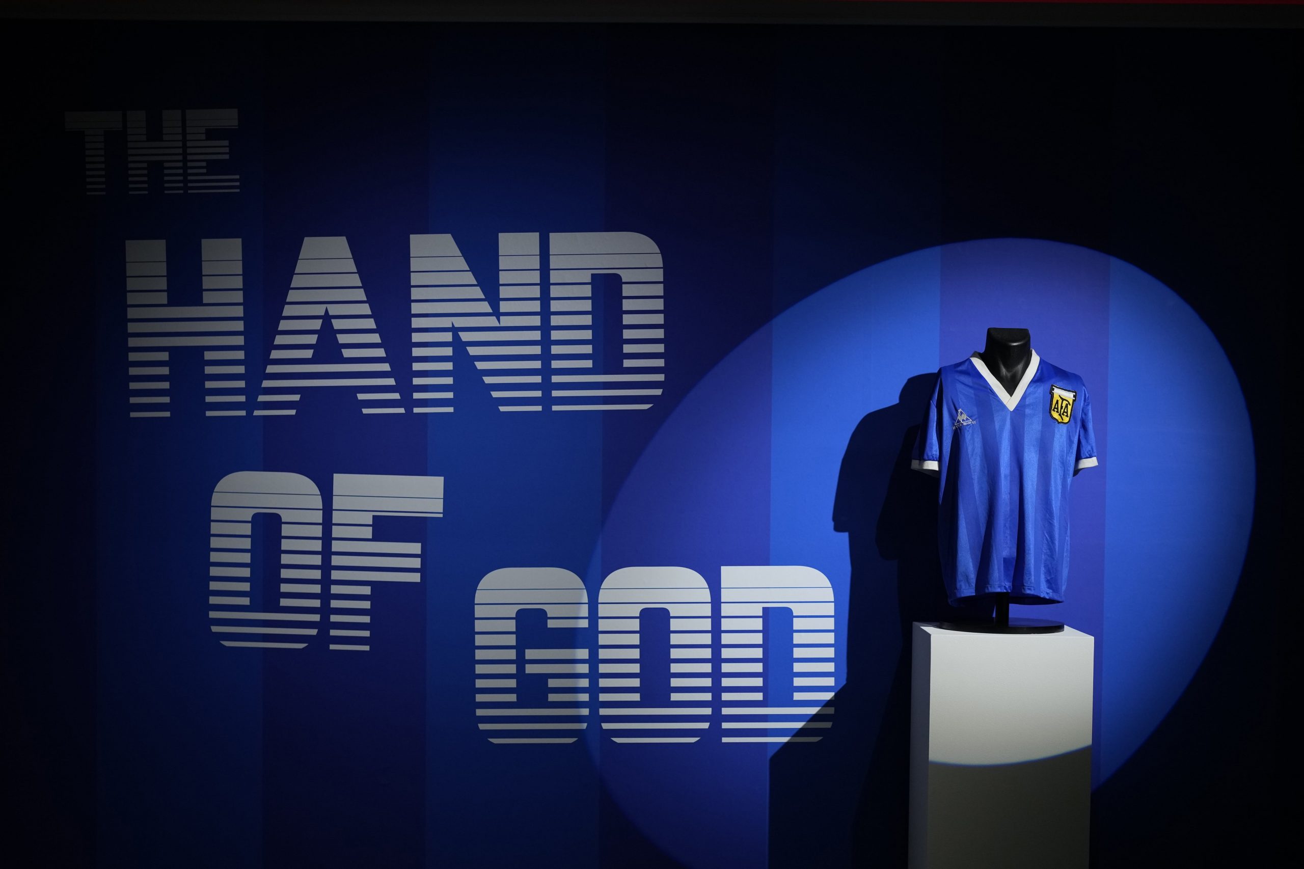 Maradonas “Dieva rokas” krekls pārdots par vairāk nekā 8 miljoniem