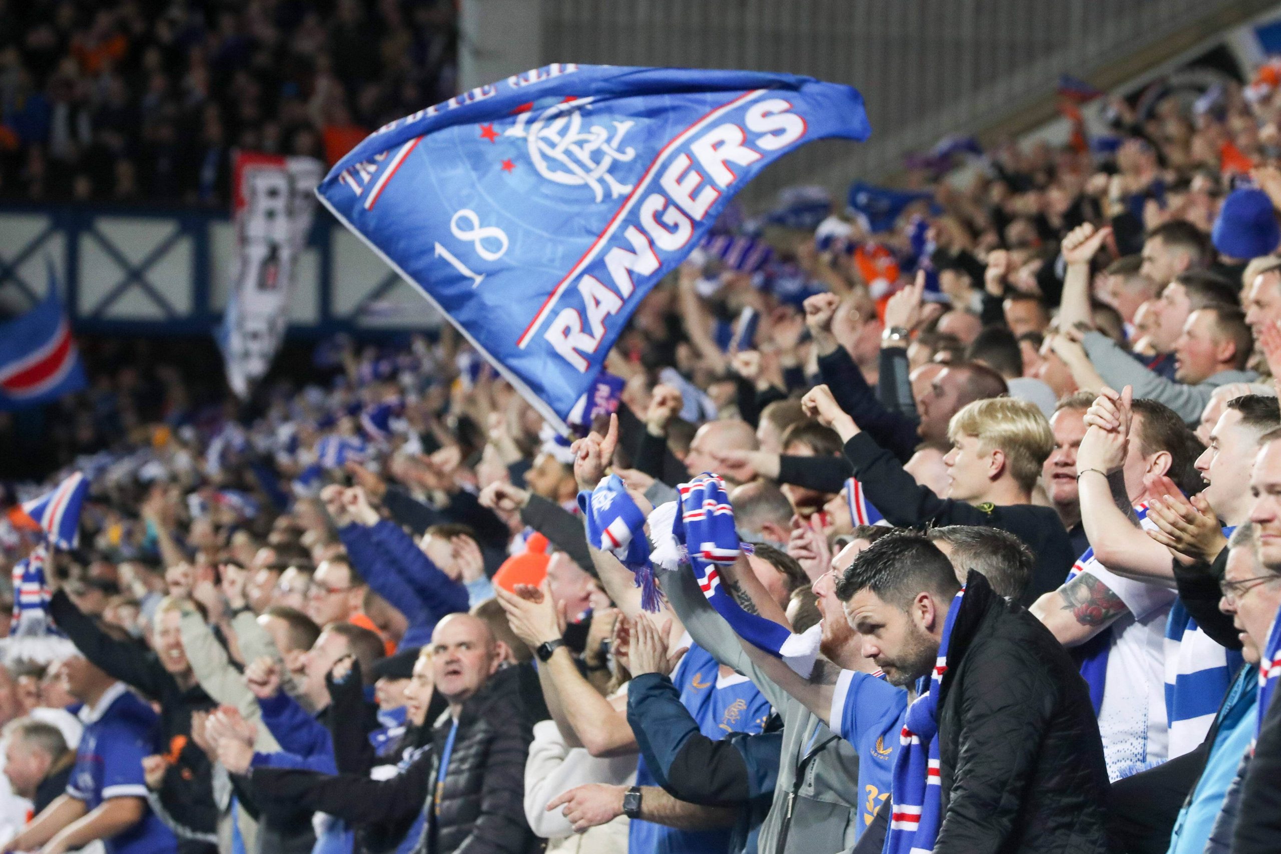 “Rangers” fanus izmet no lidmašīnas ceļā uz Eiropas līgas finālu