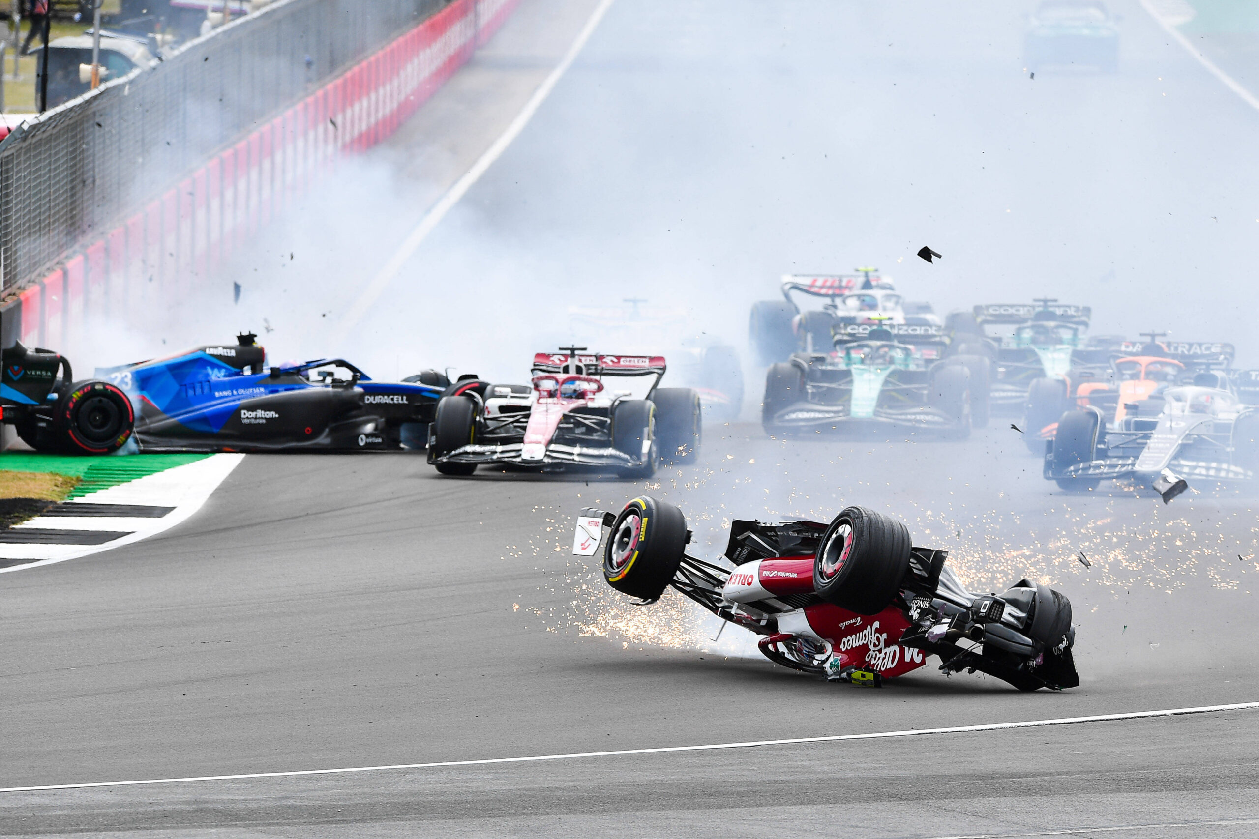 Šausminoša avārija F1 posma sākumā aptur sacīksti