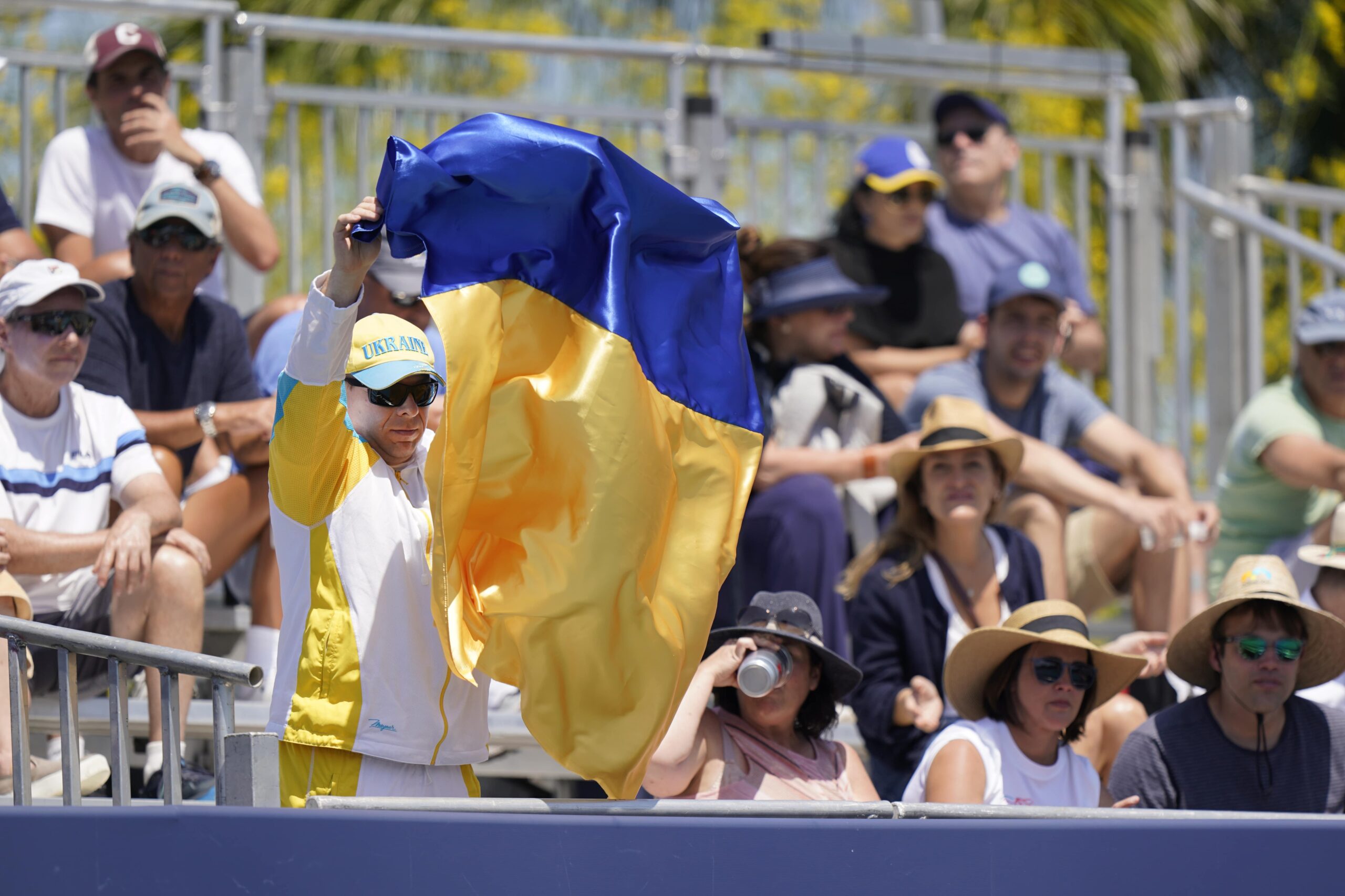 Sieviete uz Krievijas tenisistu dueli ierodas ar Ukrainas karogu, taču vēlāk tiek lūgta doties prom