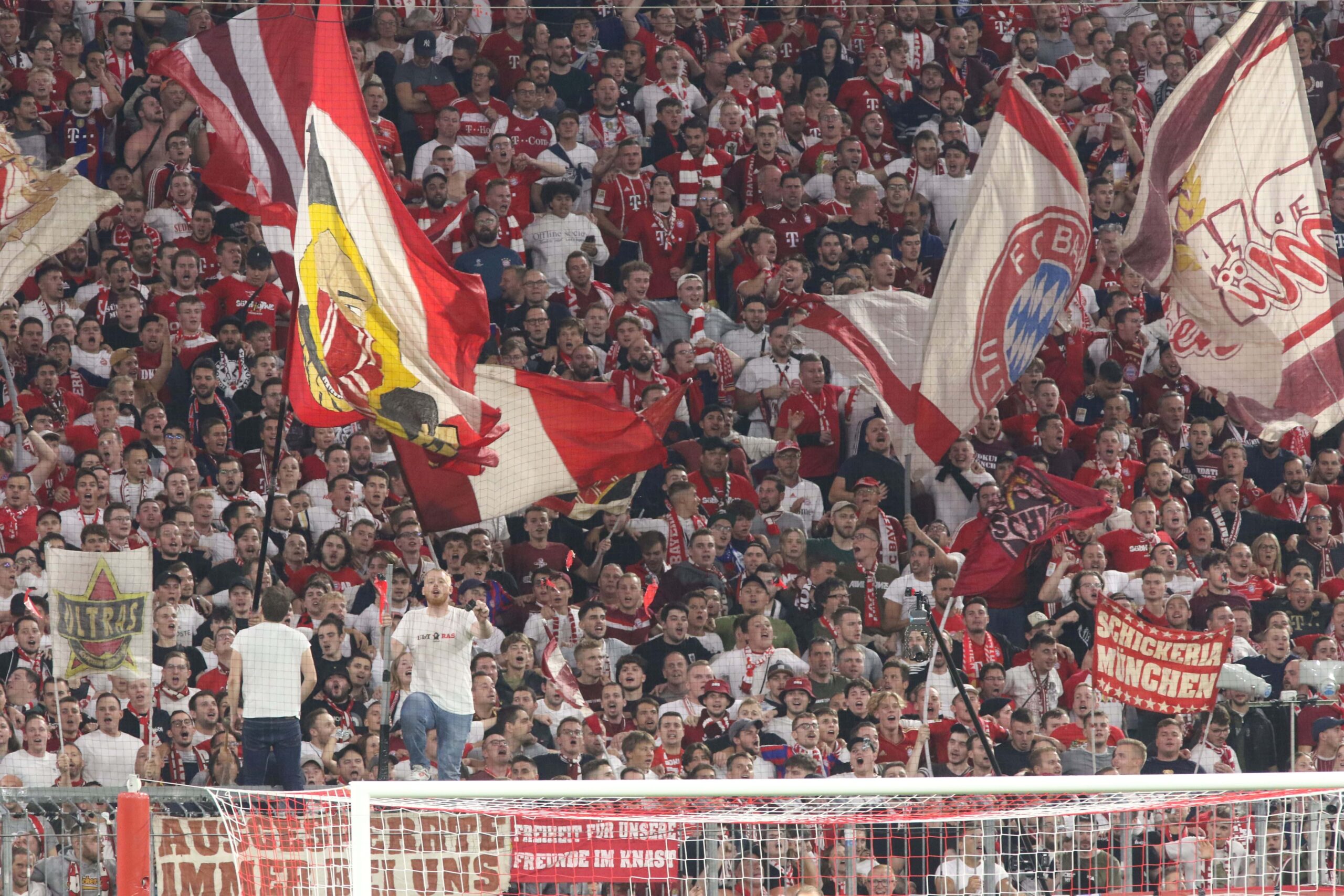 “Bayern” fani protestē pret lēmumu pārcelt spēles Elizabetes II nāves dēļ