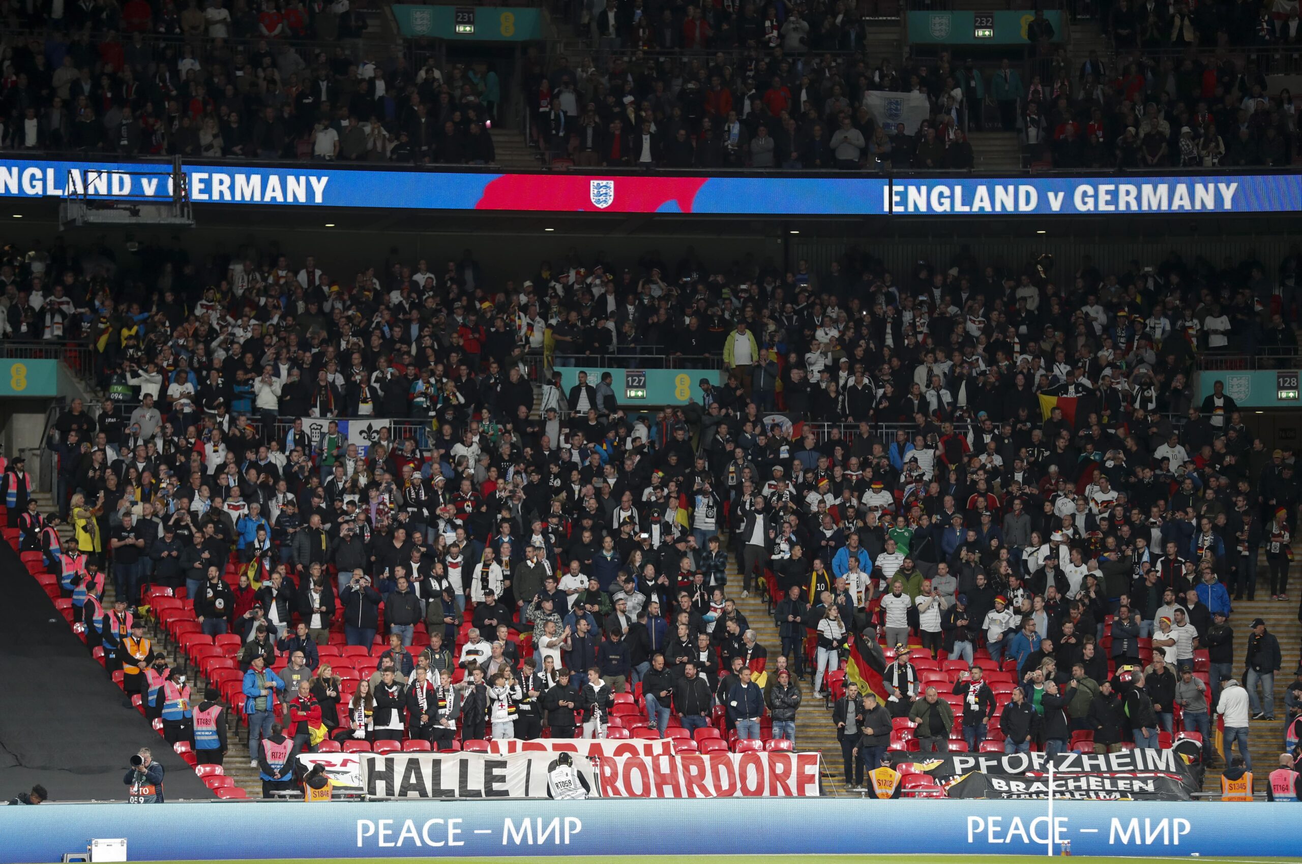Vācijas izlases fani izraisa haosu un paniku angļu bārā
