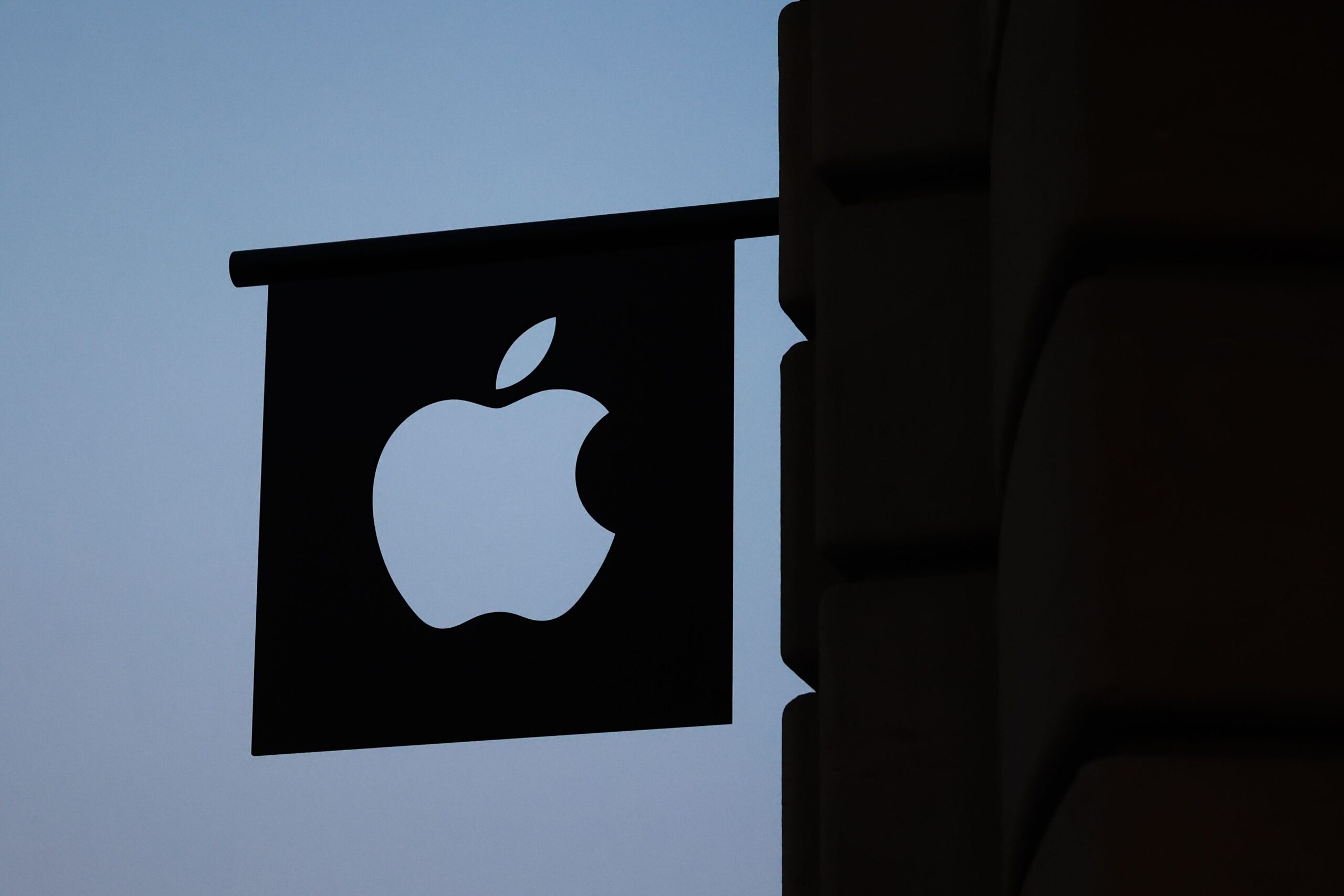 Tehnoloģiju gigants “Apple” apsver iegādāties Mančestras “United”