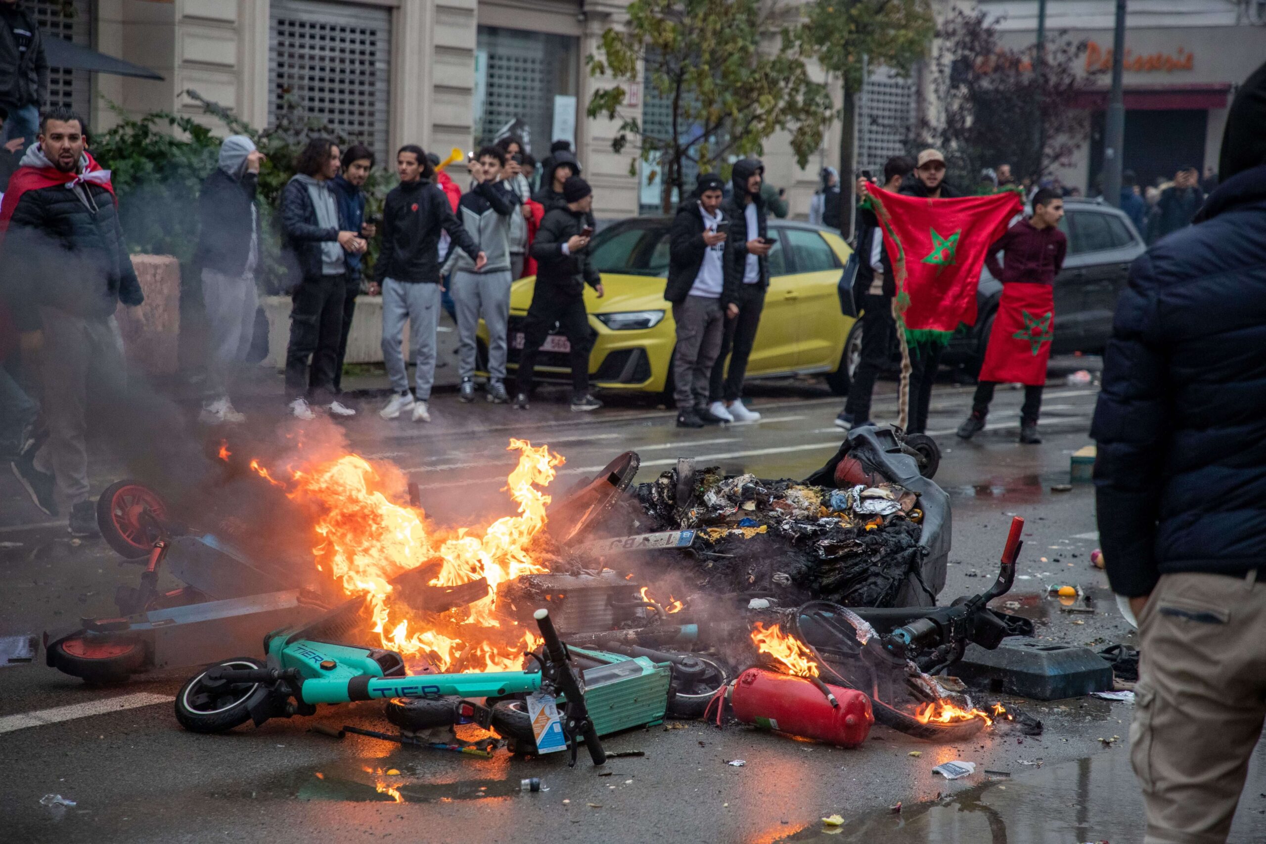 Marokas līdzjutēji pēc uzvaras pār Beļģiju plosās Briseles ielās